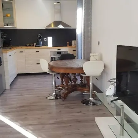 Entier: Appartement. Apartment *